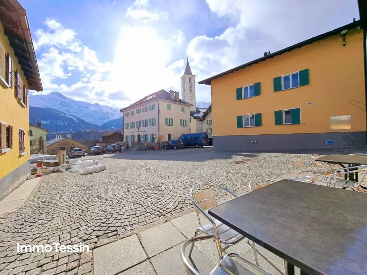Charmante auberge sur la place du village d'Osco avec un fort potentiel d'agrandissement - Photo 1 sur 13