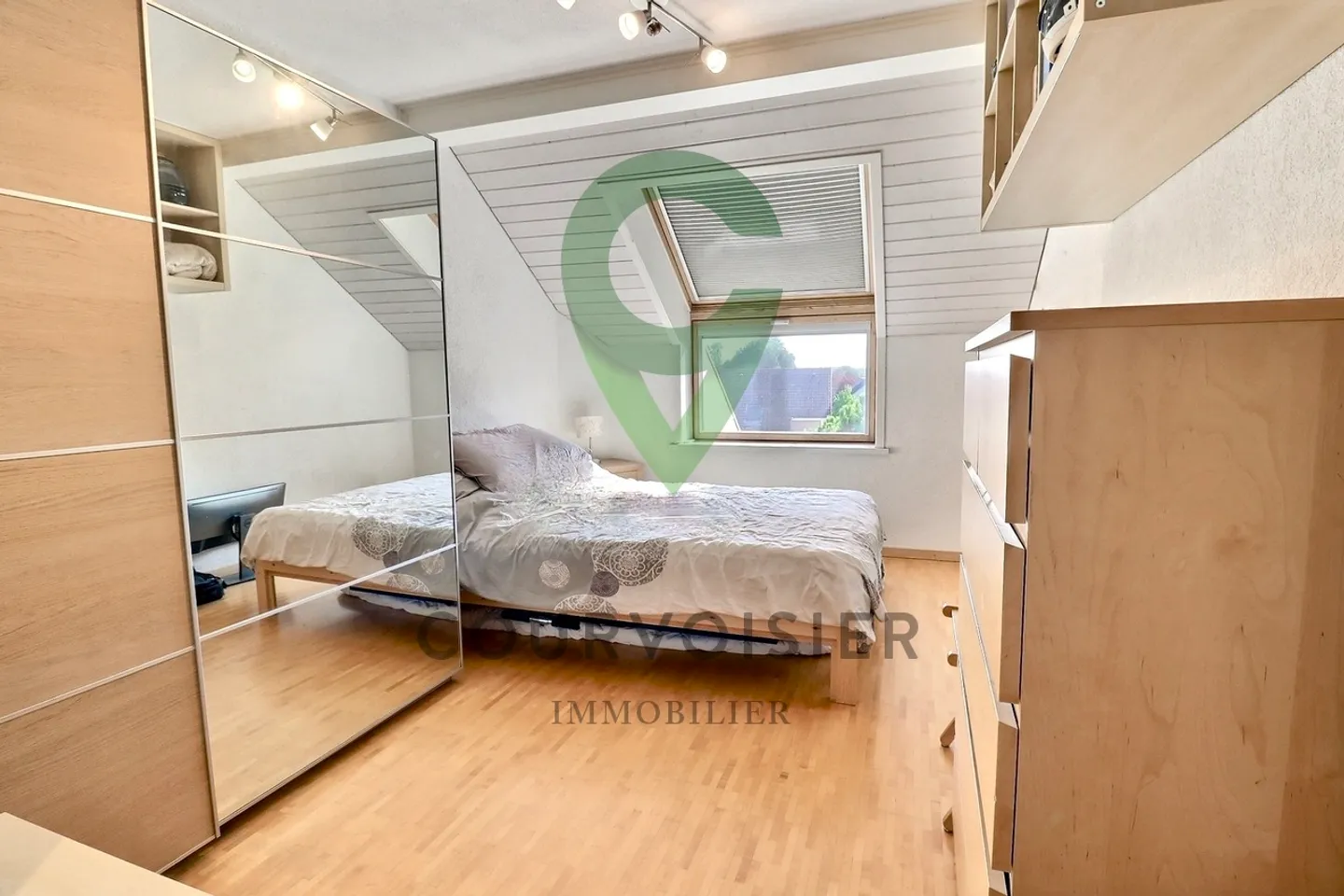 PROCHE DE GENEVE SPACIEUX DUPLEX DE 4,5 PIECES DANS UN CADRE VERDOYANT - Photo 4 sur 7