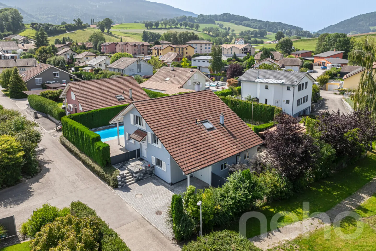 VILLA D'ARCHITETTO CON PISCINA IN UN CONTESTO TRANQUILLO E VERDEGGIANTE - Foto 10 di 12