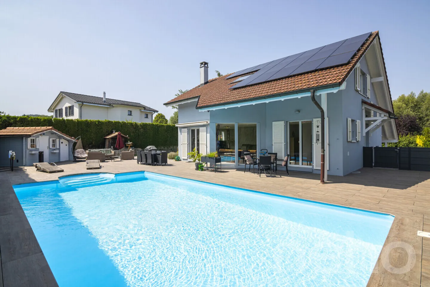 VILLA D'ARCHITETTO CON PISCINA IN UN CONTESTO TRANQUILLO E VERDEGGIANTE - Foto 1 di 12