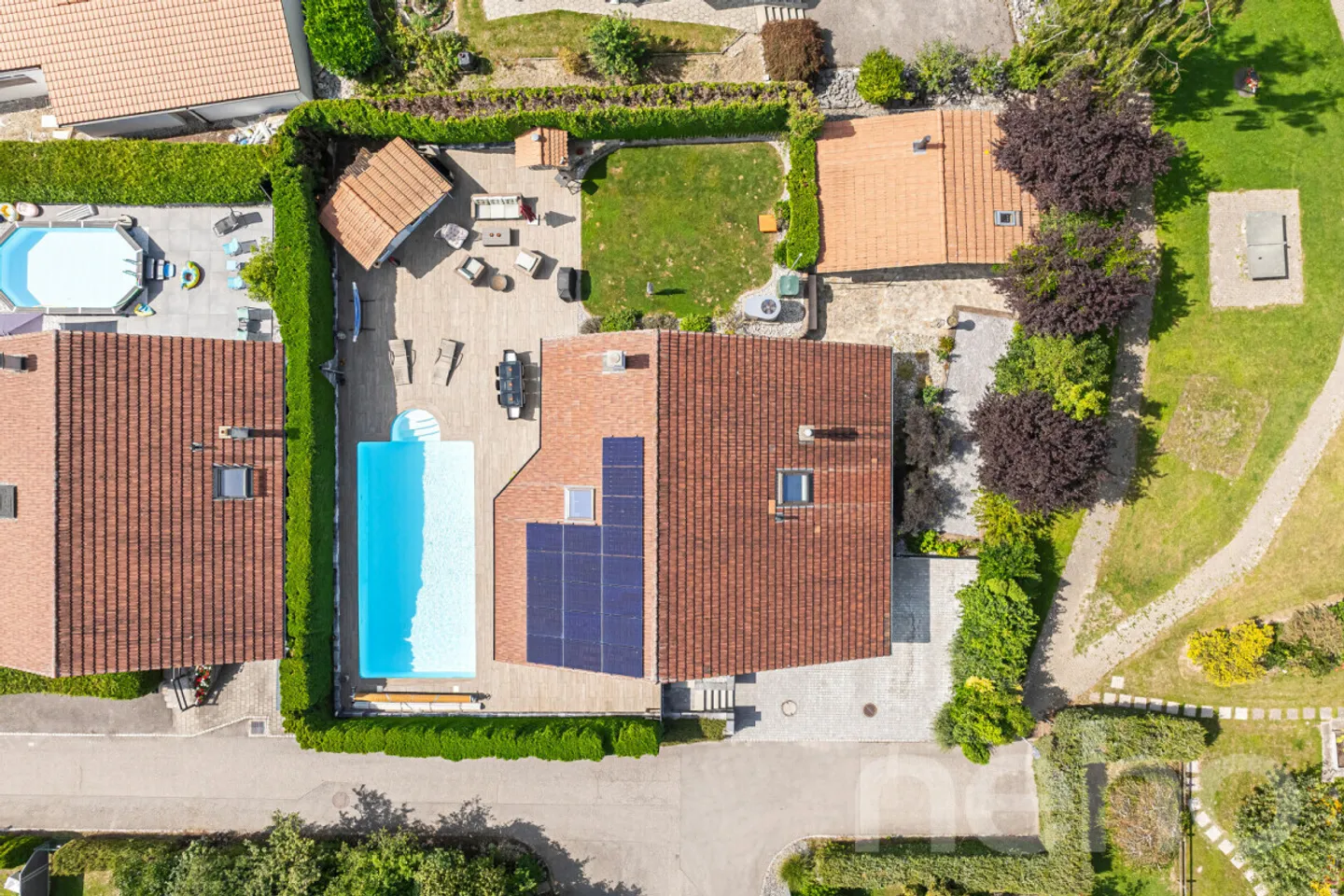 VILLA D'ARCHITETTO CON PISCINA IN UN CONTESTO TRANQUILLO E VERDEGGIANTE - Foto 3 di 12