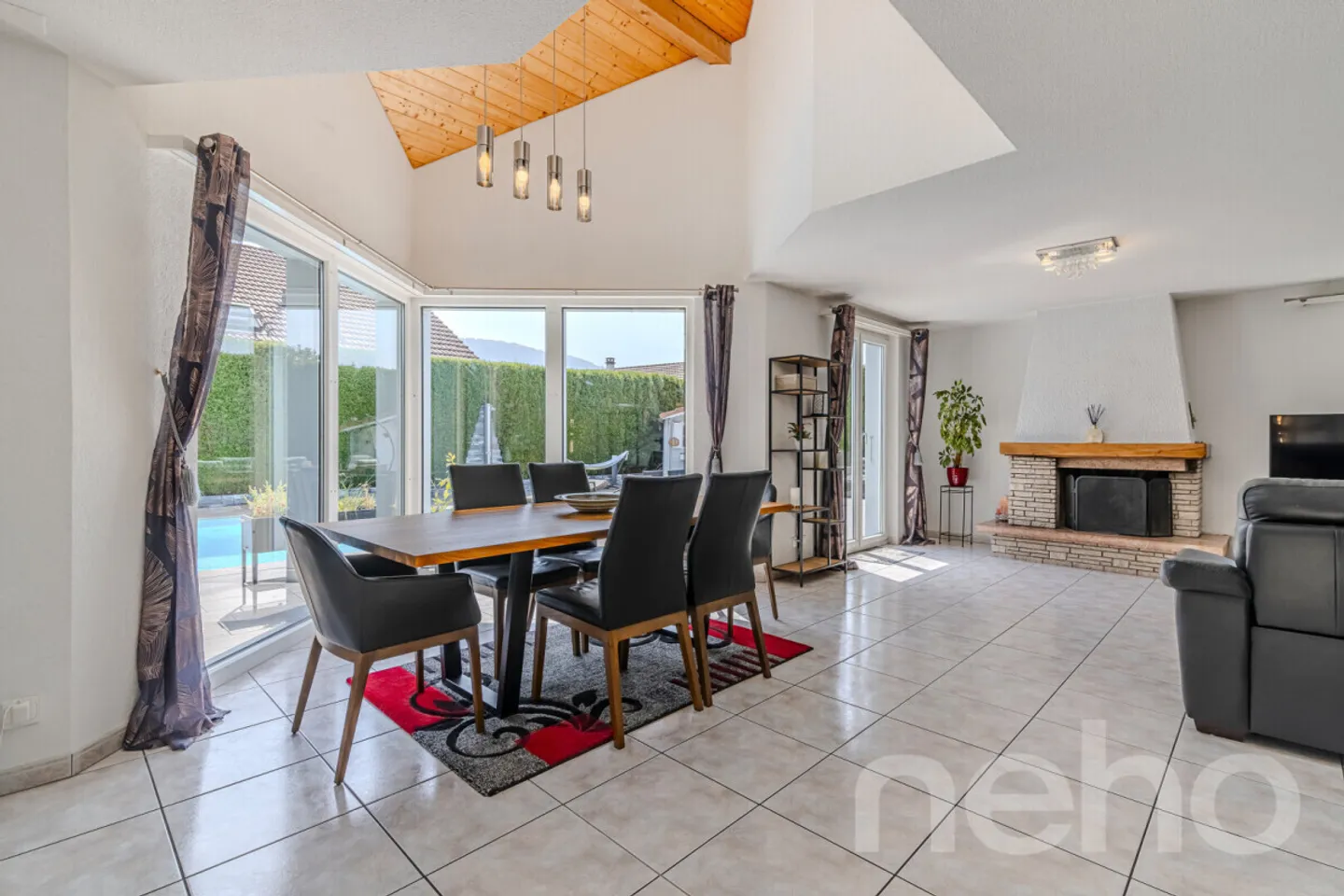 VILLA D'ARCHITETTO CON PISCINA IN UN CONTESTO TRANQUILLO E VERDEGGIANTE - Foto 5 di 12