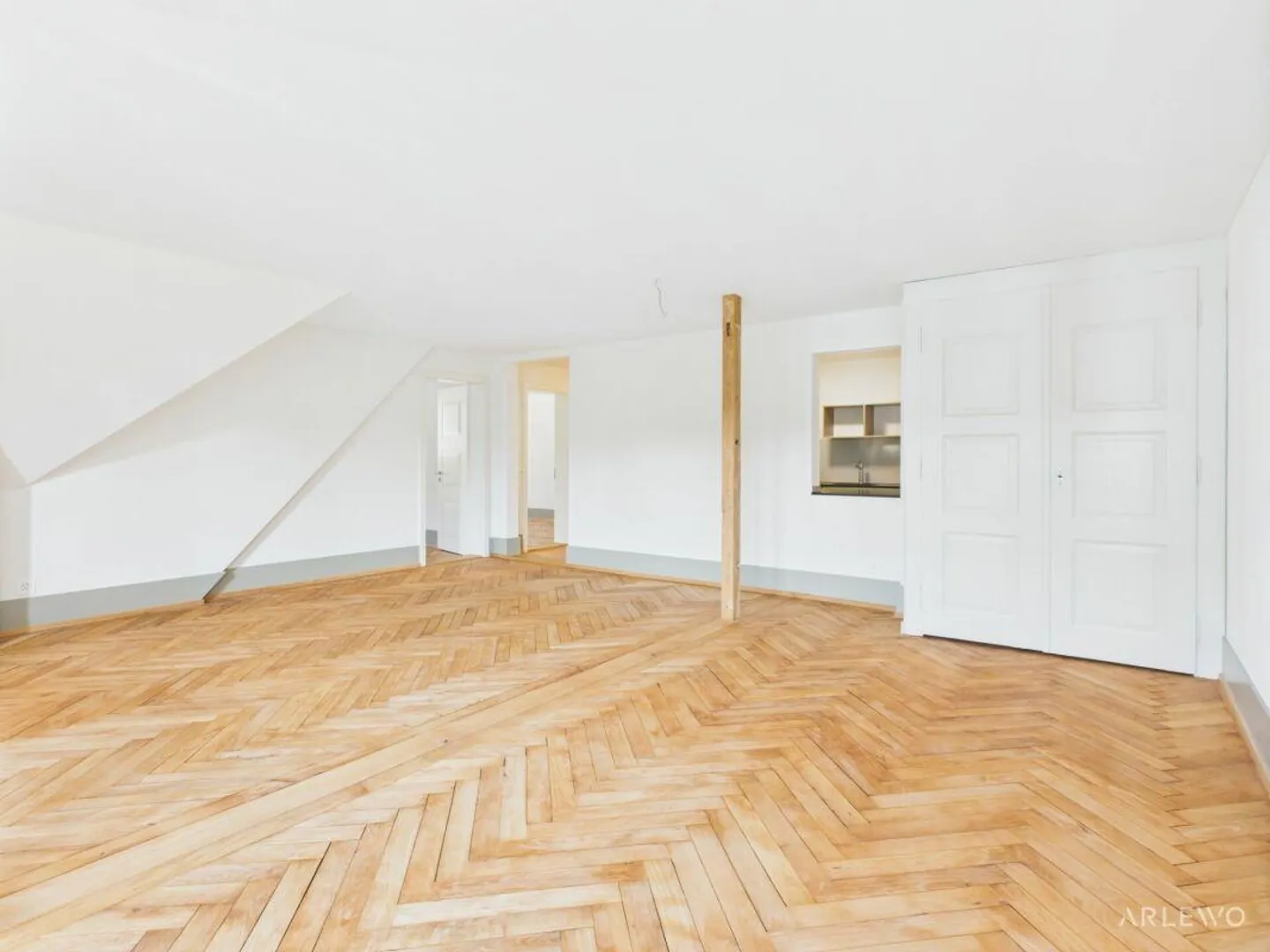 Charmante Wohnung im historischen Gebäude - Foto 1 von 12