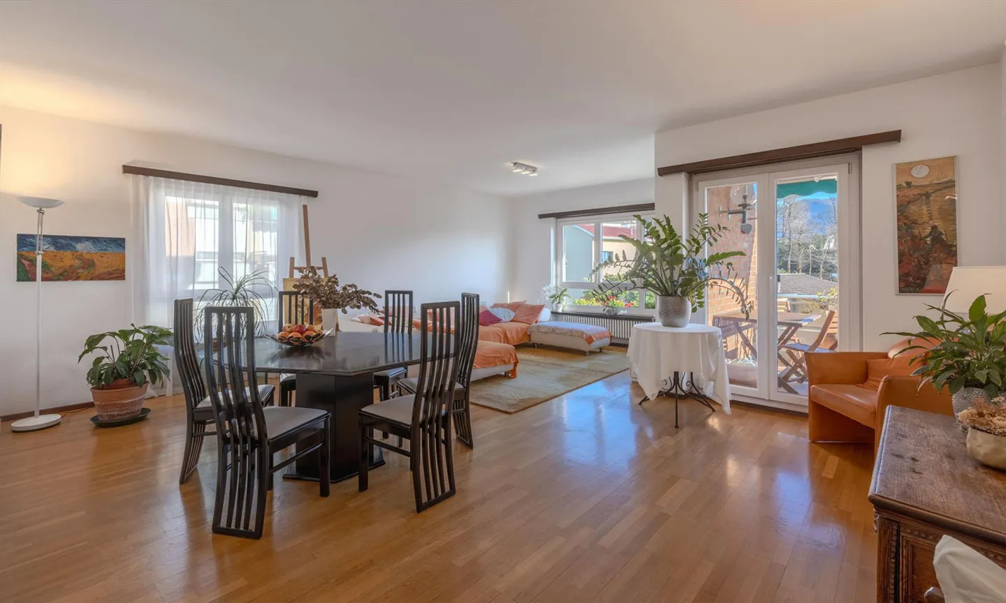 Conveniente - Ampio appartamento di 3,5 locali con terrazza e piscina a Massagno-Porza - Foto 2 di 9