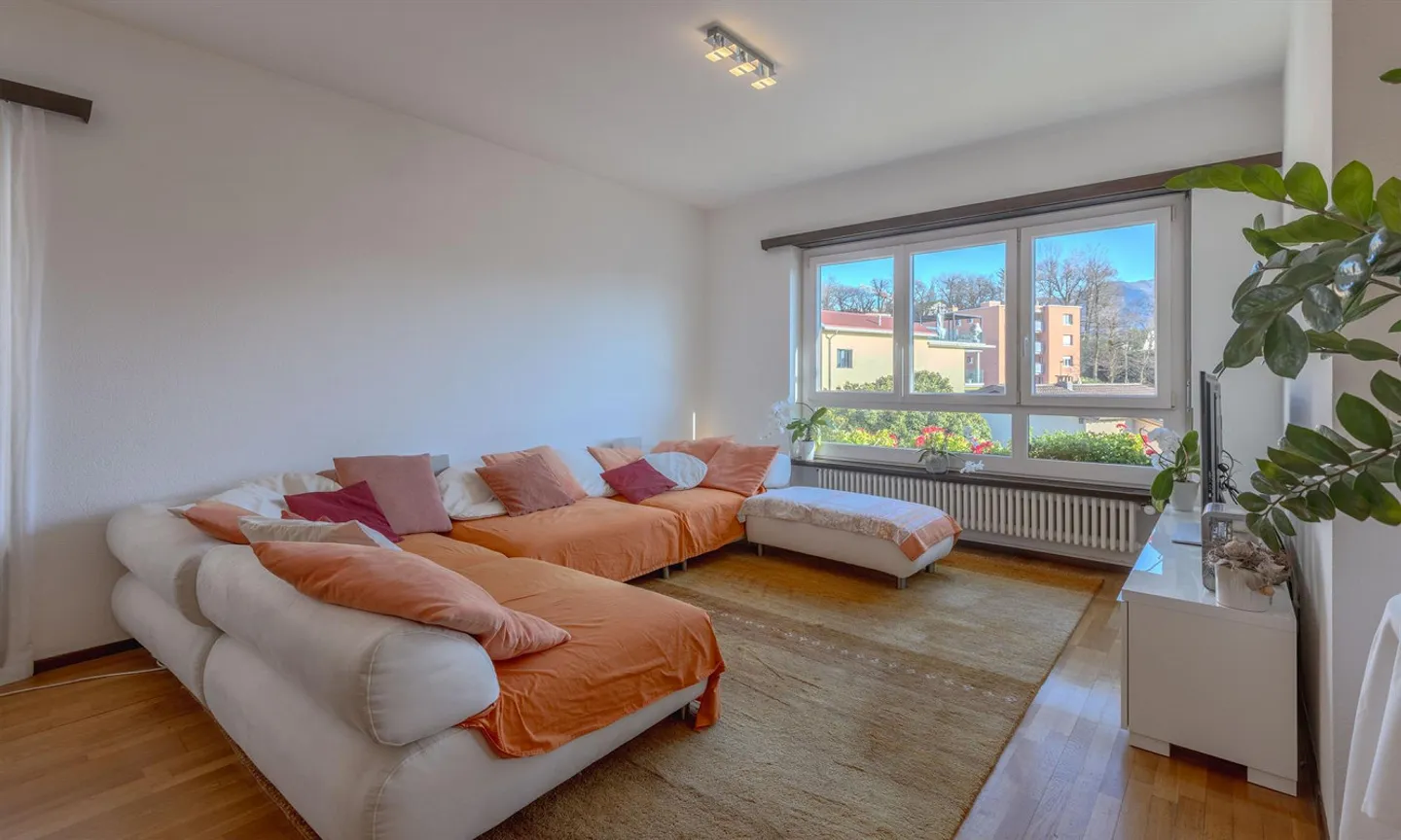 Conveniente - Ampio appartamento di 3,5 locali con terrazza e piscina a Massagno-Porza - Foto 3 di 9