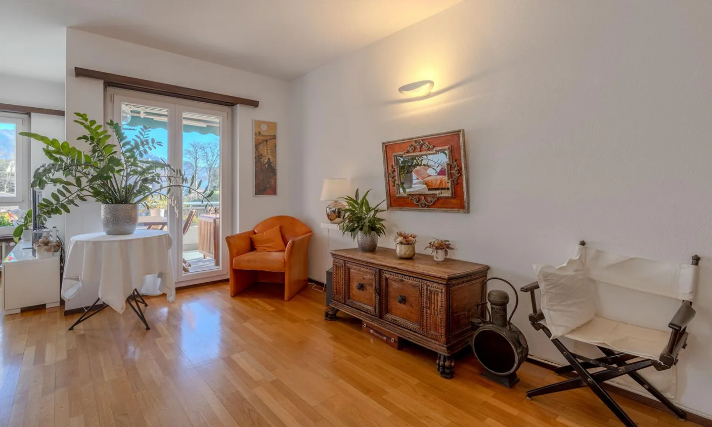 Conveniente - Ampio appartamento di 3,5 locali con terrazza e piscina a Massagno-Porza - Foto 4 di 9