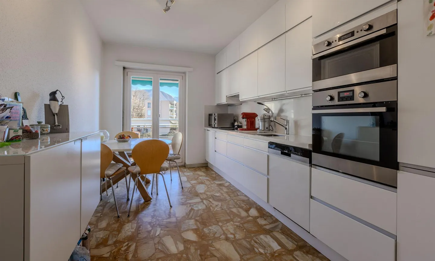 Conveniente - Ampio appartamento di 3,5 locali con terrazza e piscina a Massagno-Porza - Foto 5 di 9