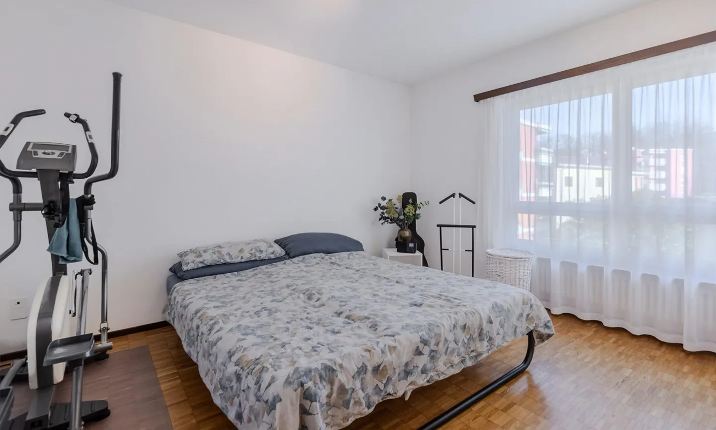 Conveniente - Ampio appartamento di 3,5 locali con terrazza e piscina a Massagno-Porza - Foto 6 di 9