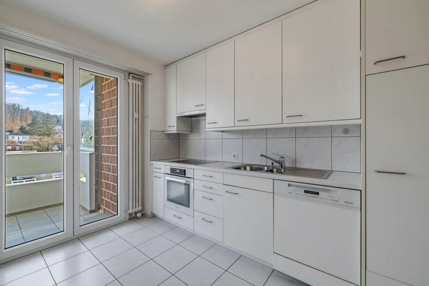 Beautiful 4-room apartment with balcony and panoramic view - Photo 5 of 13