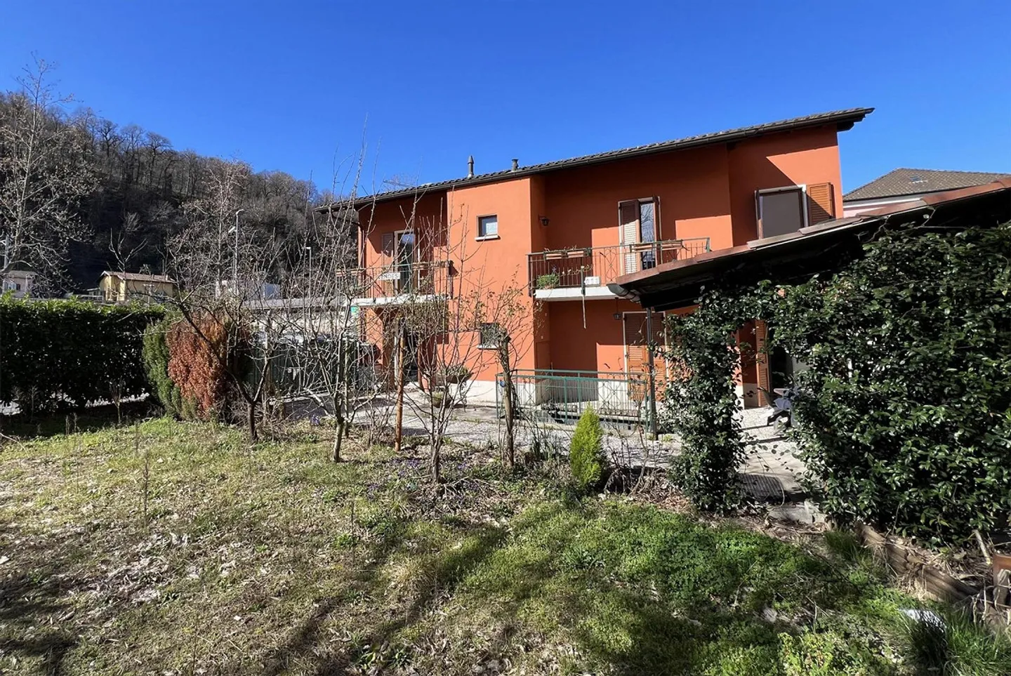 MAISON INDIVIDUELLE DE 4.5 PIÈCES AVEC JARDIN À CHIASSO - Photo 1 sur 13