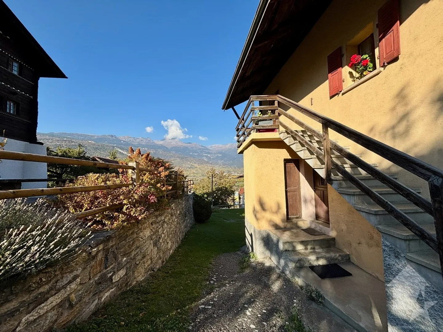 Maison de village avec granges et de nombreux terrains à bâtir - Photo 3 sur 13