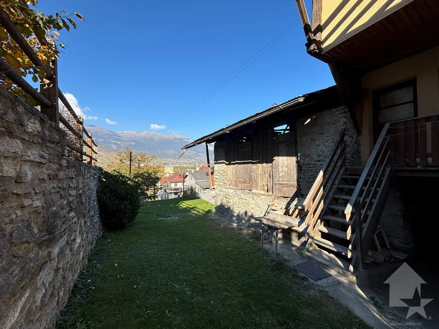 Maison de village avec granges et de nombreux terrains à bâtir - Photo 4 sur 13