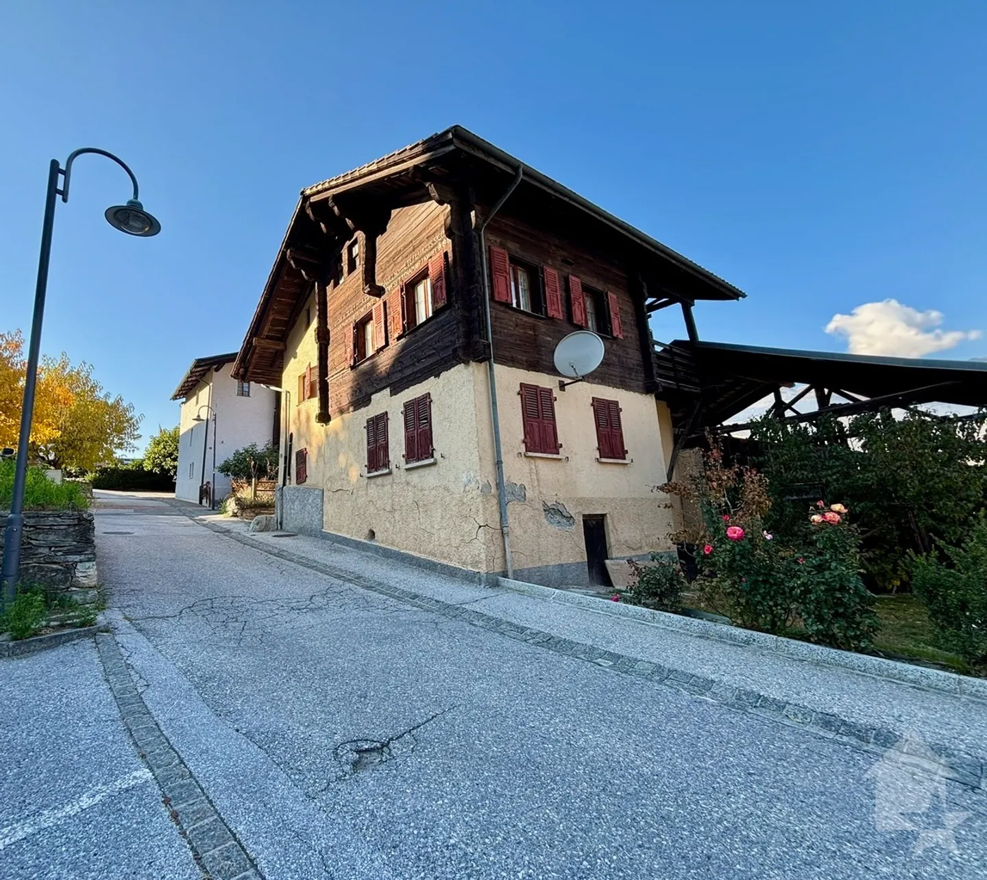 Maison de village avec granges et de nombreux terrains à bâtir - Photo 2 sur 13