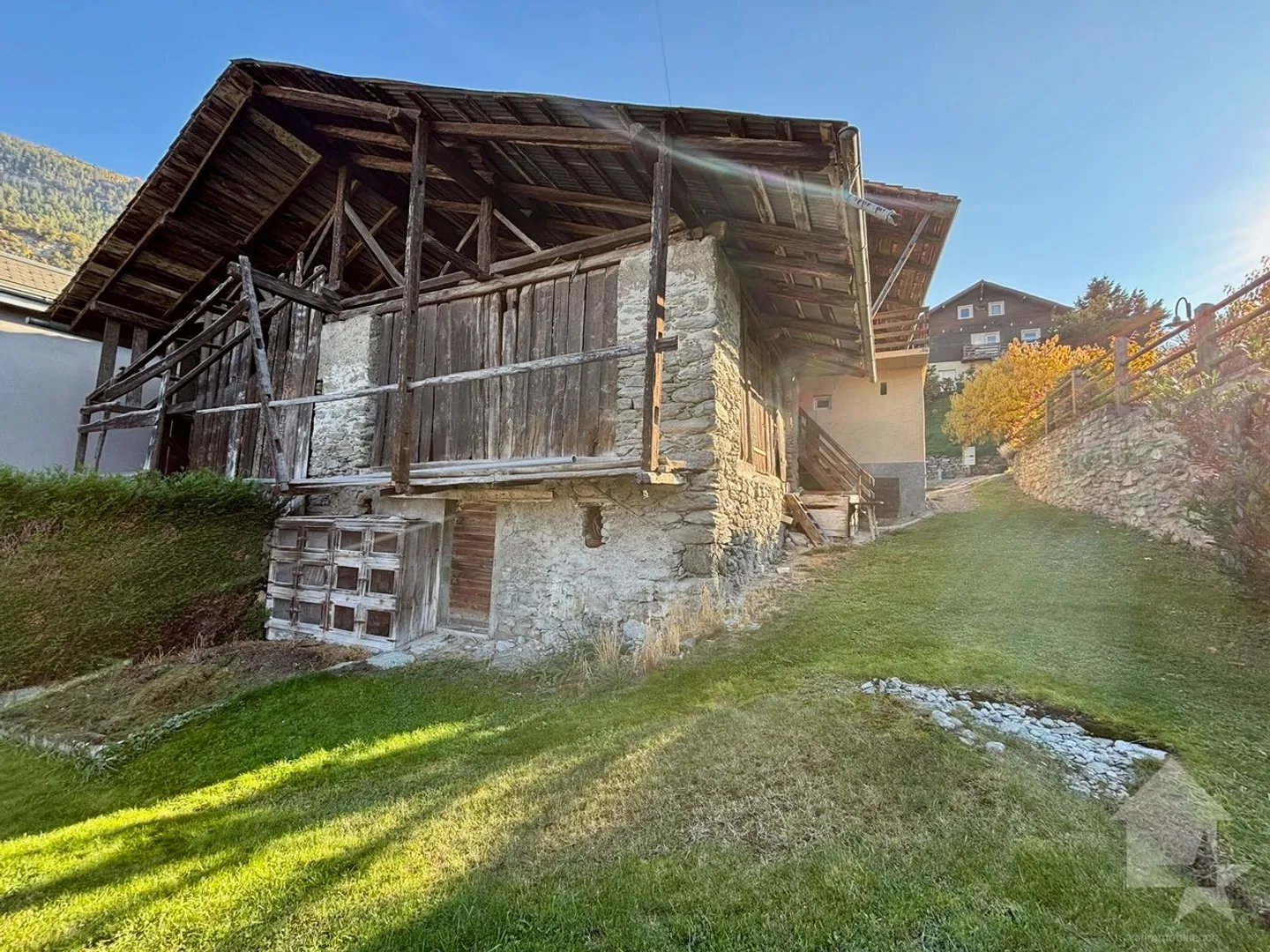 Maison de village avec granges et de nombreux terrains à bâtir - Photo 6 sur 13