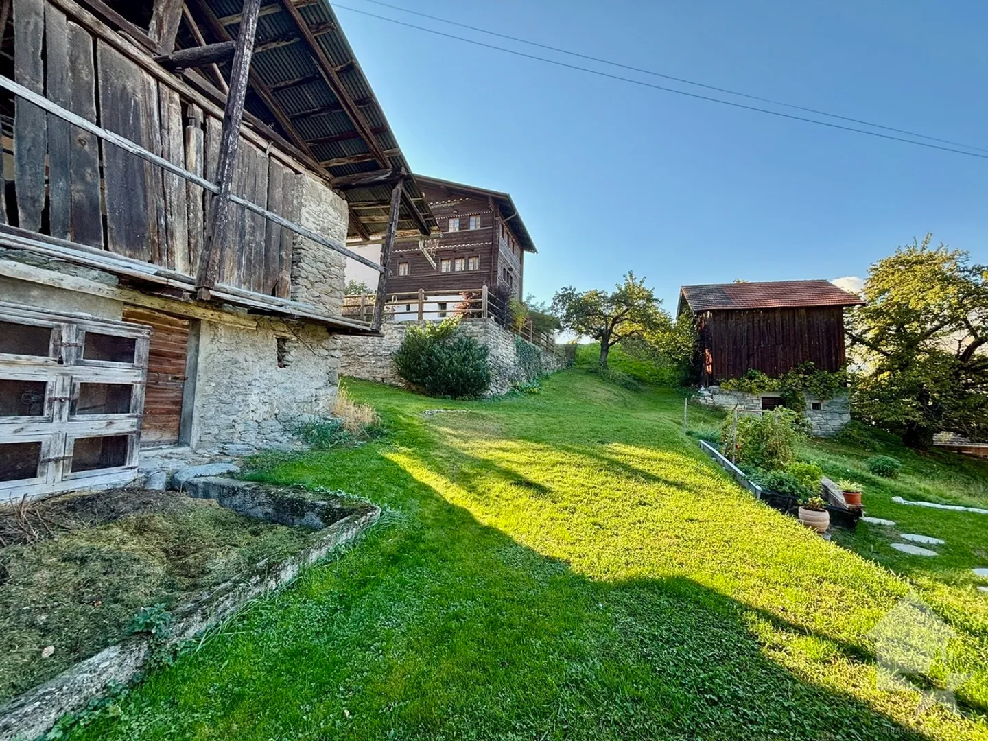 Maison de village avec granges et de nombreux terrains à bâtir - Photo 7 sur 13