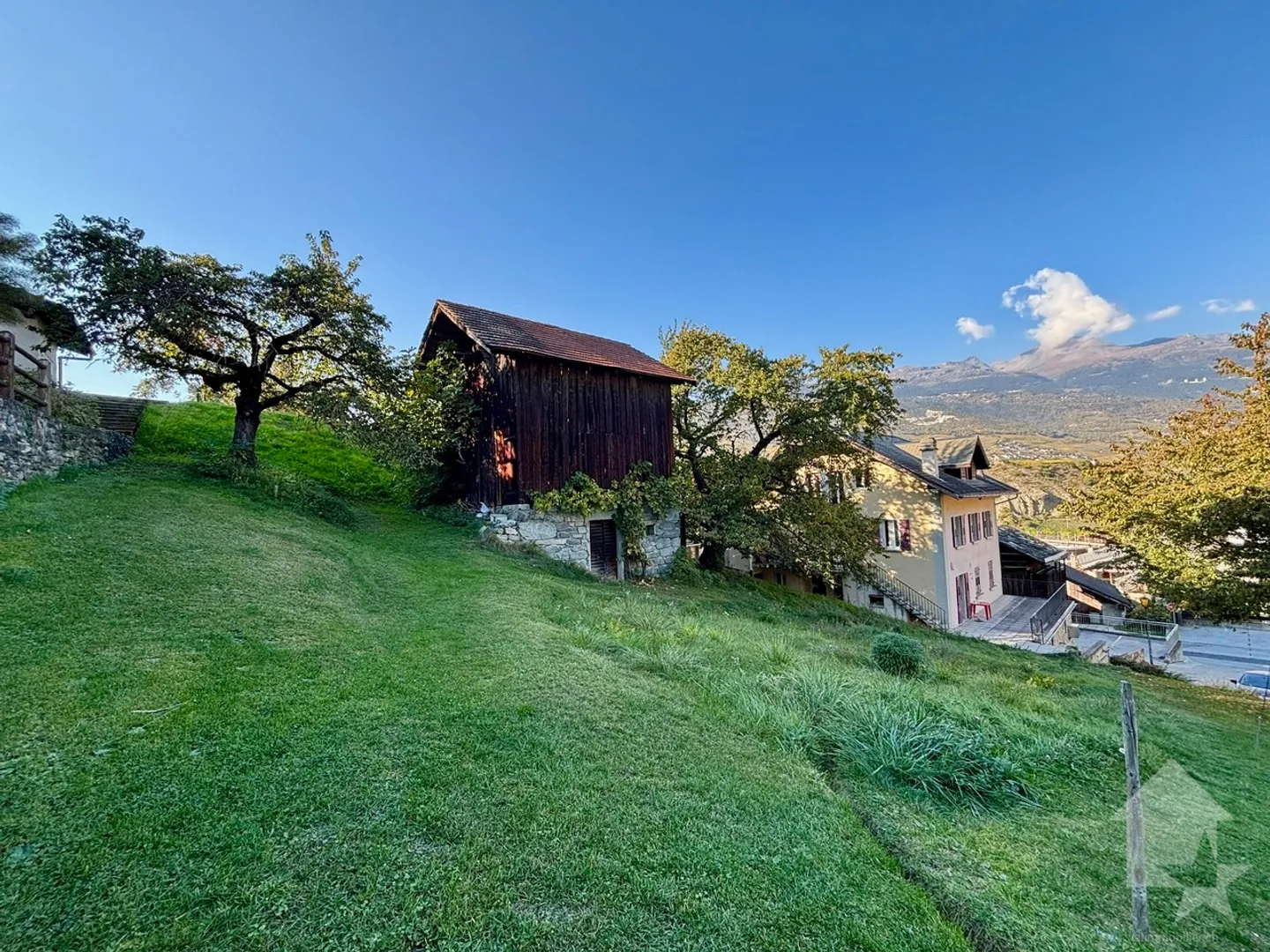 Maison de village avec granges et de nombreux terrains à bâtir - Photo 8 sur 13