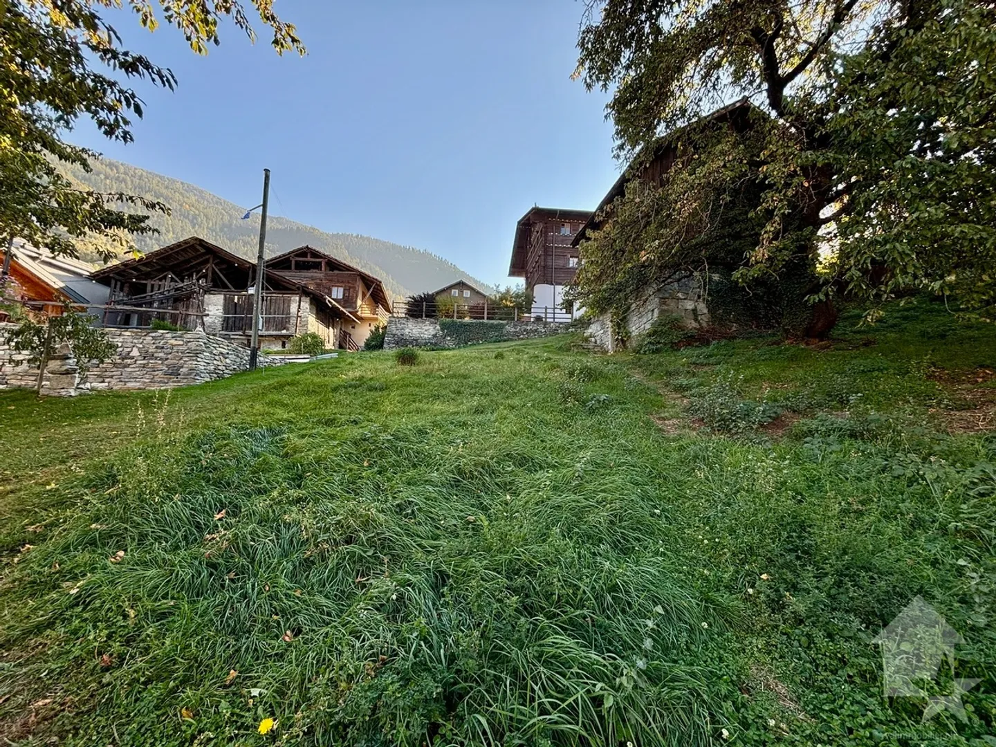 Maison de village avec granges et de nombreux terrains à bâtir - Photo 11 sur 13