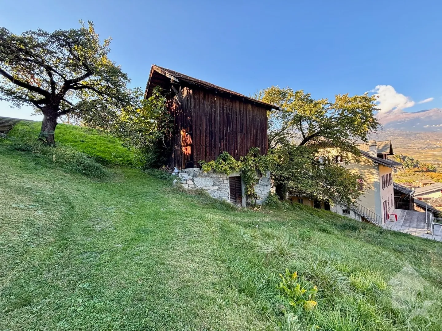 Maison de village avec granges et de nombreux terrains à bâtir - Photo 9 sur 13