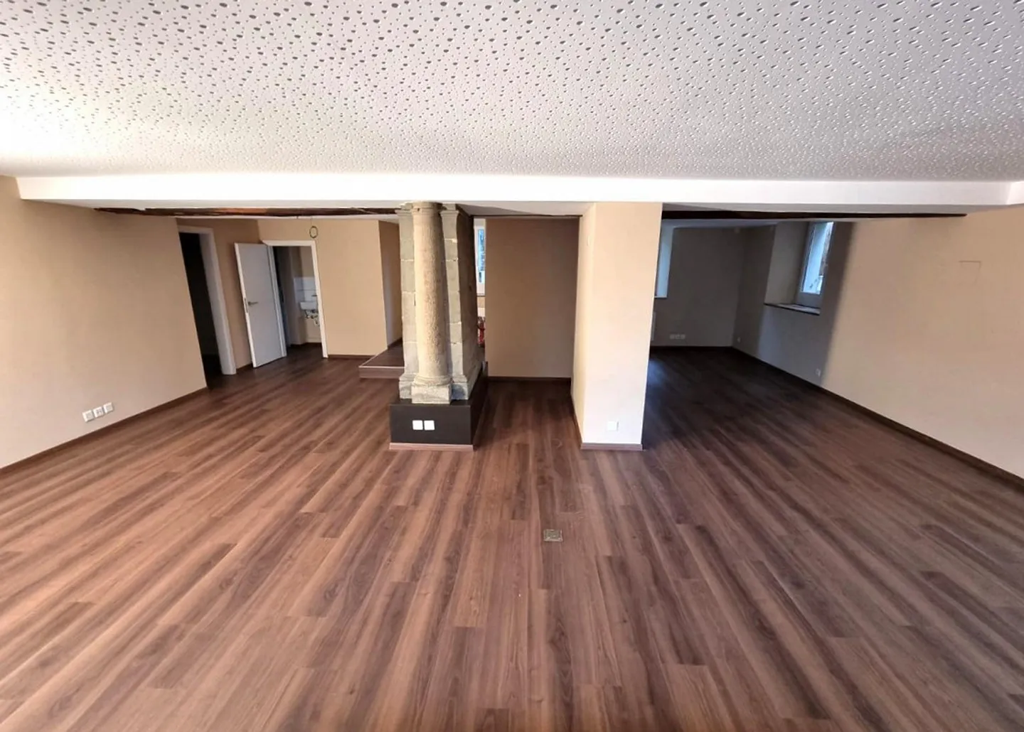 Prime Location in Wädenswil: Flexible Retail Space with Partition Option - Photo 2 of 13