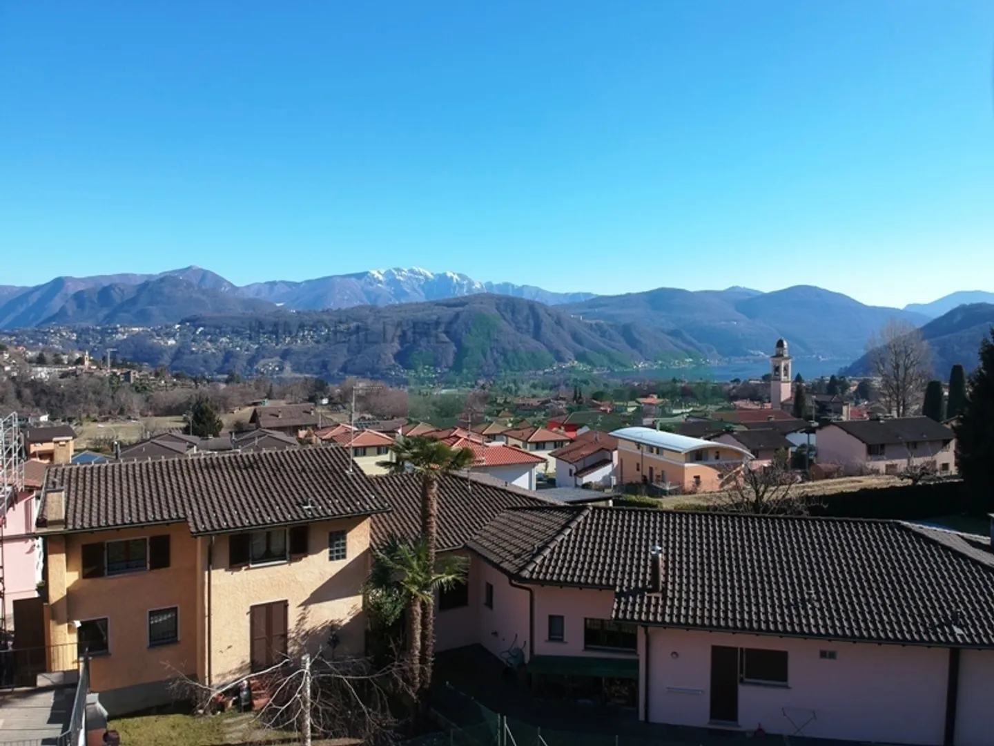 Bel terreno edificabile di 751 m2 ben soleggiato e con vista lago - Foto 1 di 5