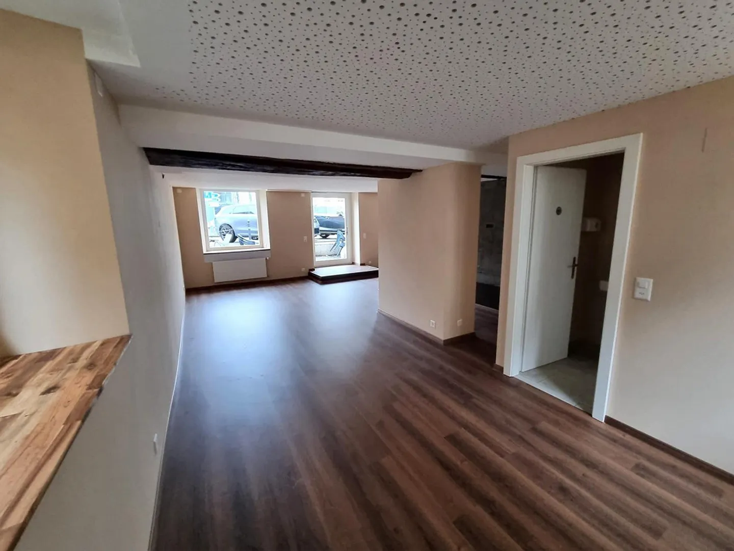 Prime Location in Wädenswil: Flexible Retail Space with Partition Option - Photo 7 of 13