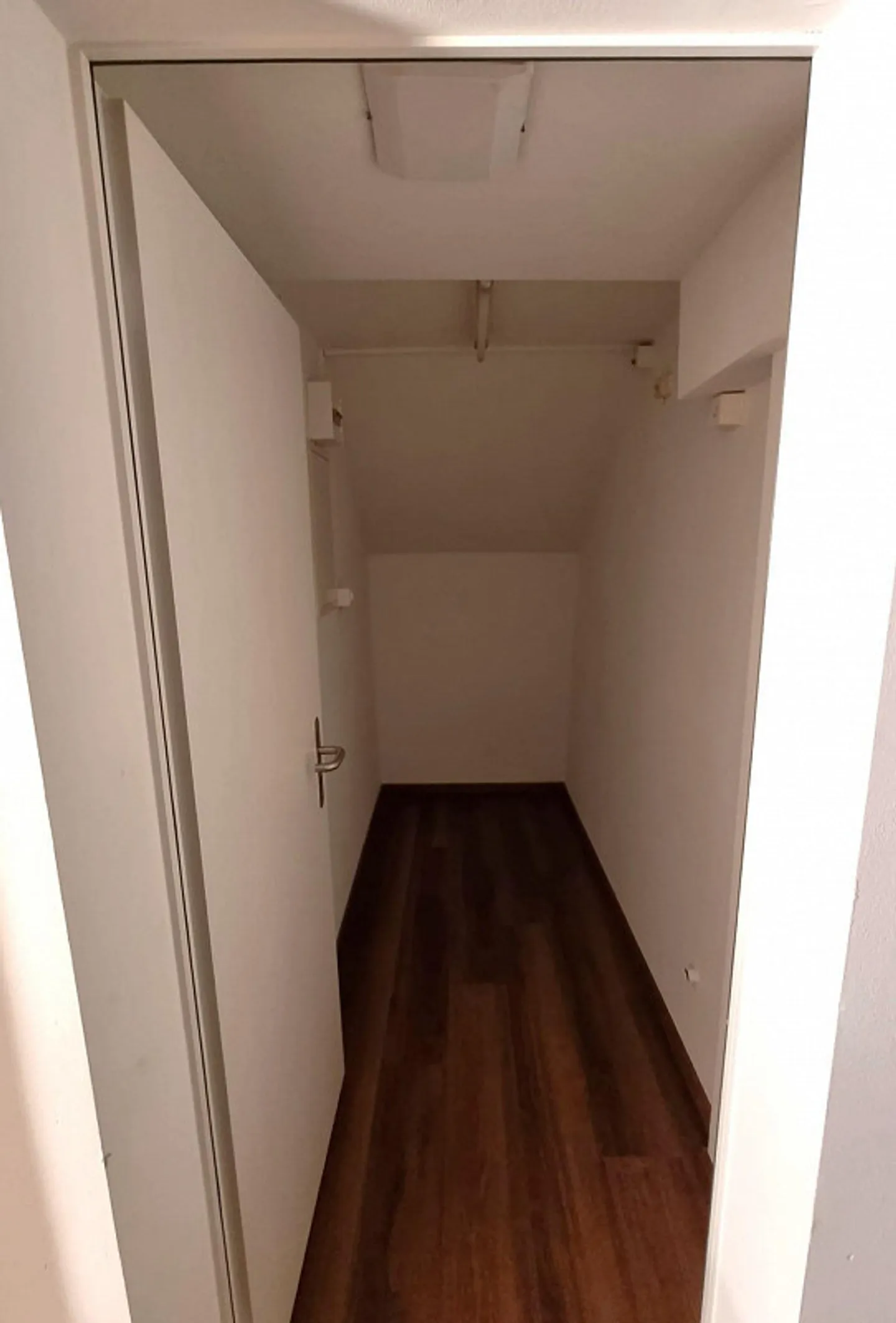 Prime Location in Wädenswil: Flexible Retail Space with Partition Option - Photo 8 of 13