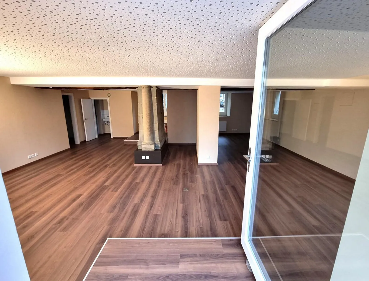 Prime Location in Wädenswil: Flexible Retail Space with Partition Option - Photo 6 of 13