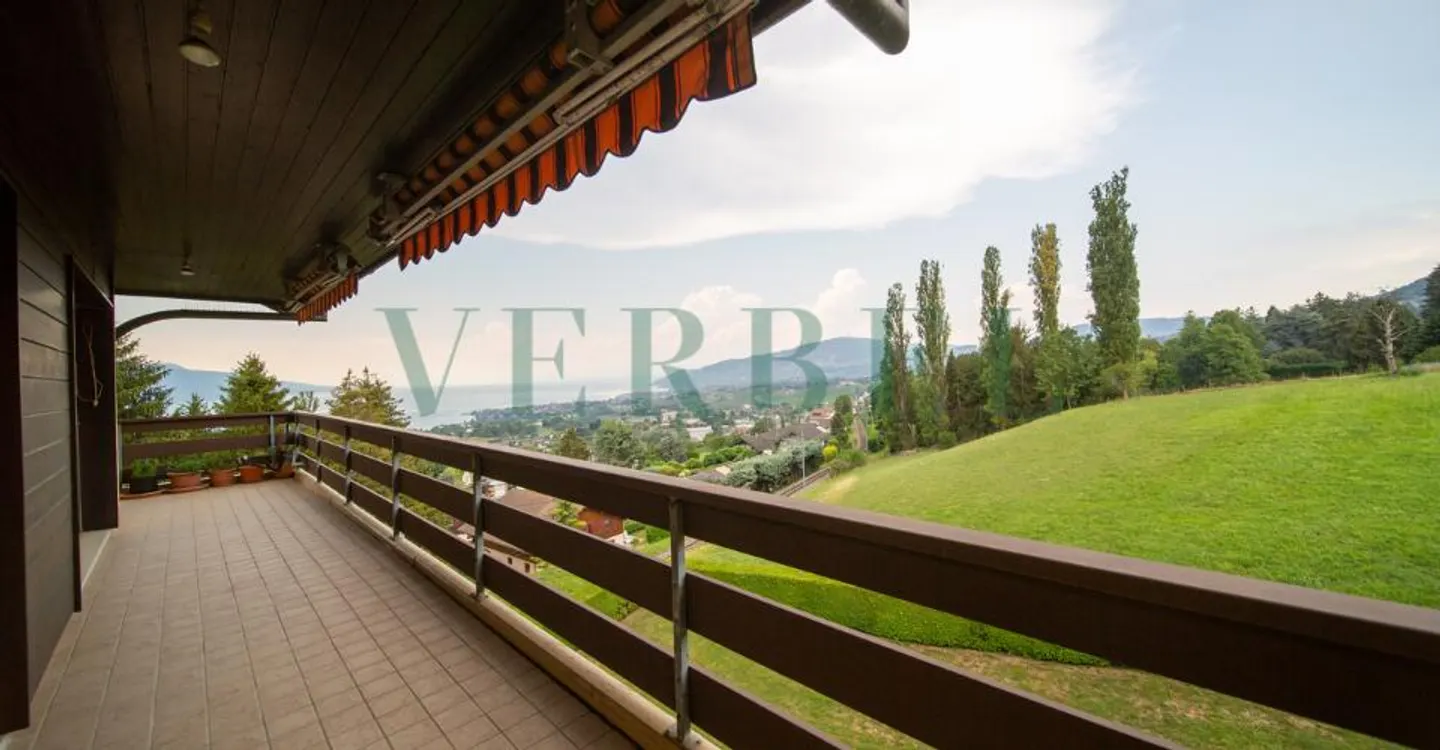Spacious Apartment with Lake View - Photo 8 of 8