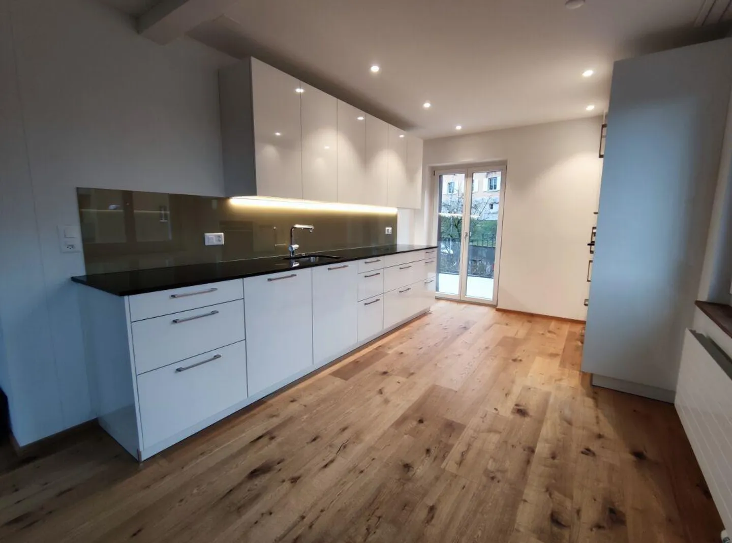 Moderne Wohnung Nahe der Stadt - Foto 3 von 4