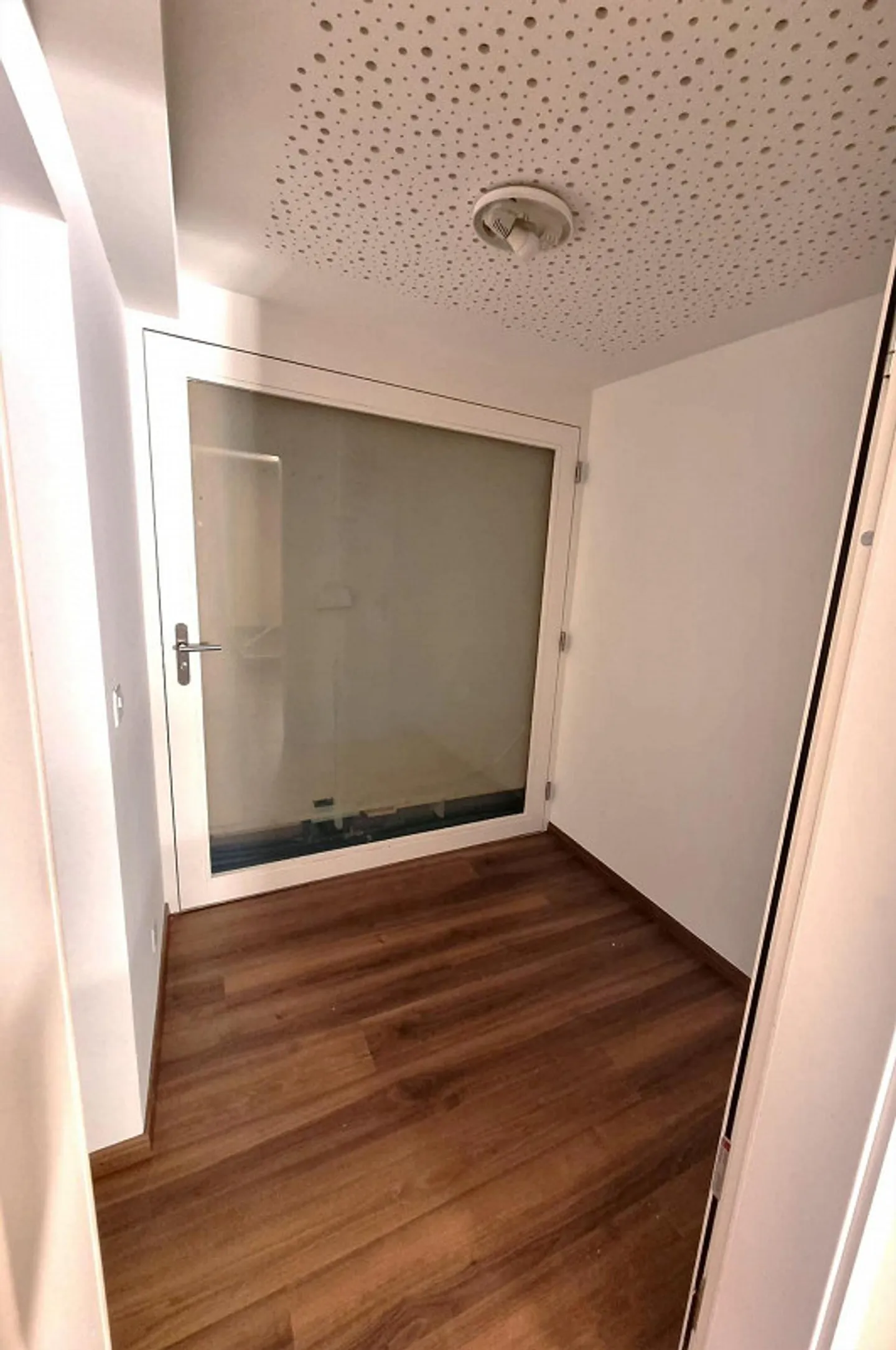 Prime Location in Wädenswil: Flexible Retail Space with Partition Option - Photo 9 of 13