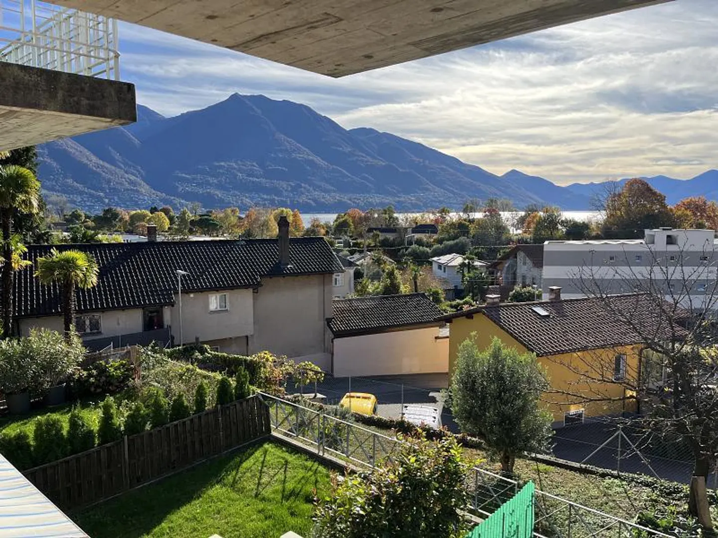 UNA RESIDENZA DA SOGNO CON VISTA SUL LAGO E GIARDINO PICCOLO - Foto 1 di 6