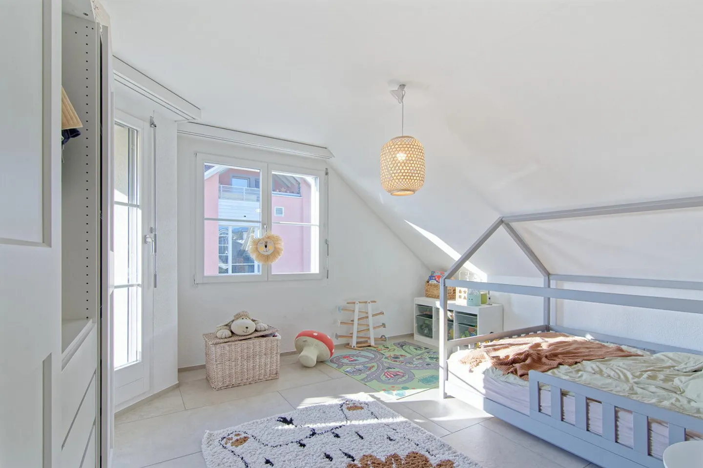 Ampio e luminoso appartamento mansardato di 4,5 stanze con galleria - Foto 5 di 10