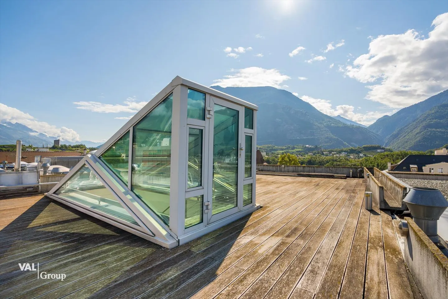 Attico duplex con terrazza sul tetto, nel cuore della città - Foto 1 di 13