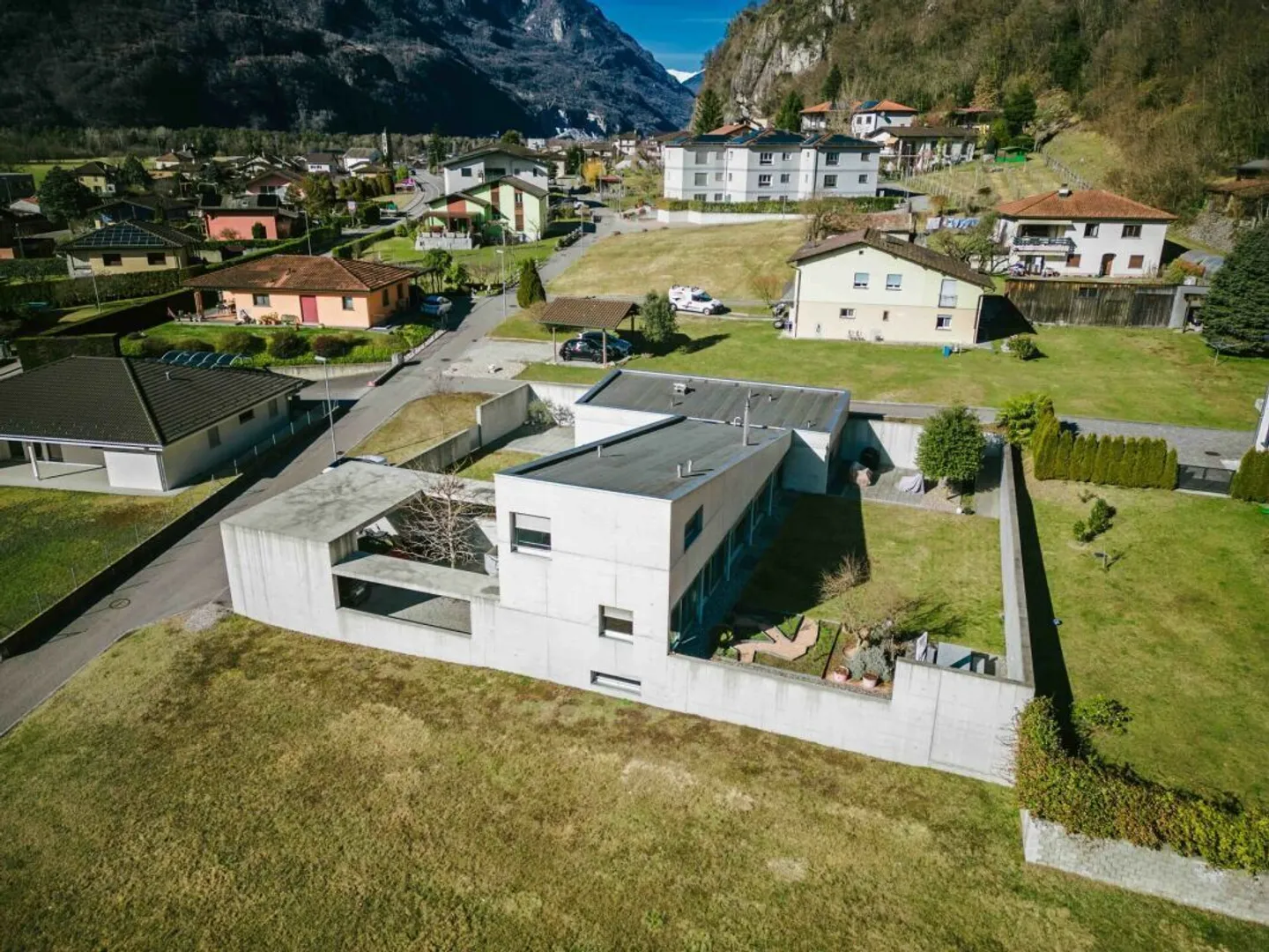 Villa moderne et spacieuse de 5,5 pièces dans un emplacement calme à Cresciano - Photo 1 sur 40