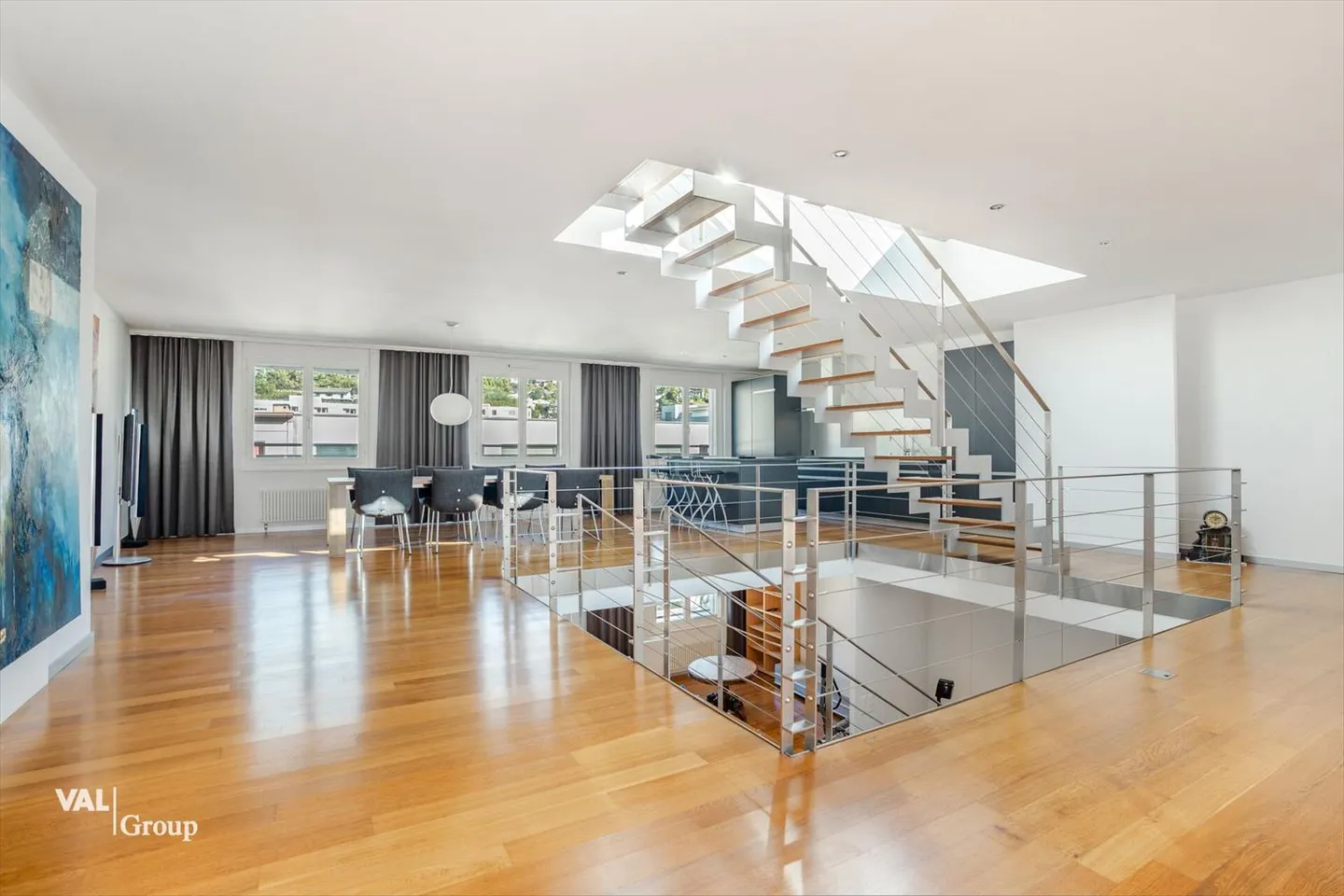 Attico duplex con terrazza sul tetto, nel cuore della città - Foto 5 di 13