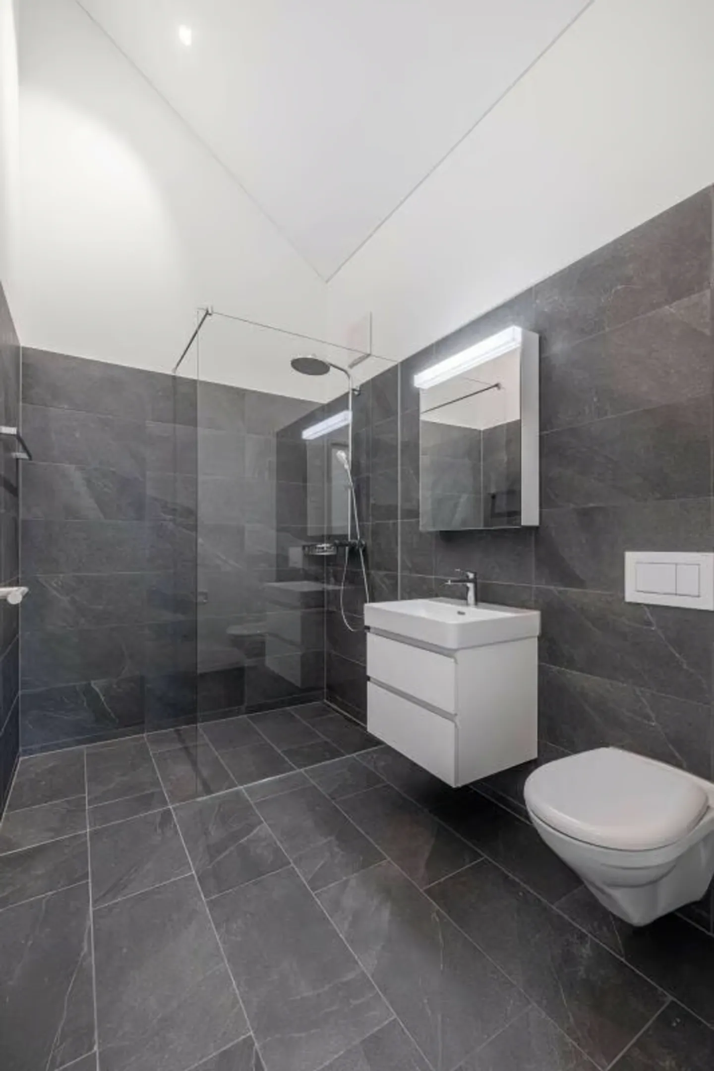 Quietly Located 3.5-Room New Build Attic Apartment with Views of Greenery - Photo 8 of 9