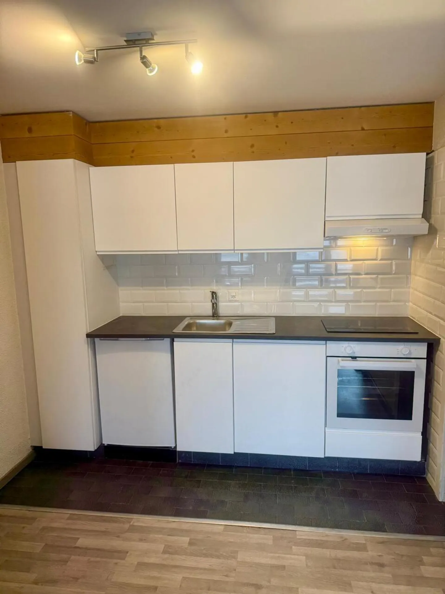 Joli studio meublé avec balcon – A l'année - Foto 5 di 8