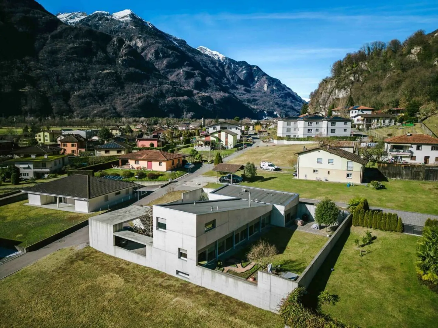 Villa moderne et spacieuse de 5,5 pièces dans un emplacement calme à Cresciano - Photo 5 sur 40