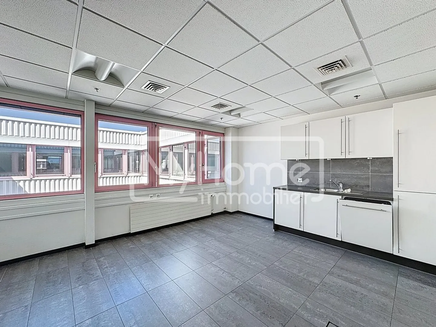 Ampio locale di 352 m2 con più di 8 stanze a Lonay - Foto 2 di 11