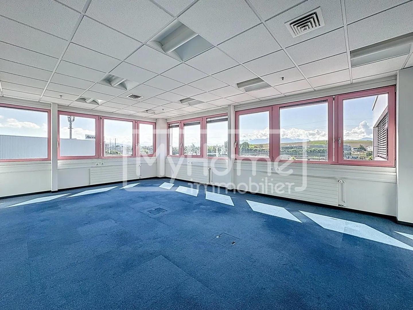 Ampio locale di 352 m2 con più di 8 stanze a Lonay - Foto 3 di 11