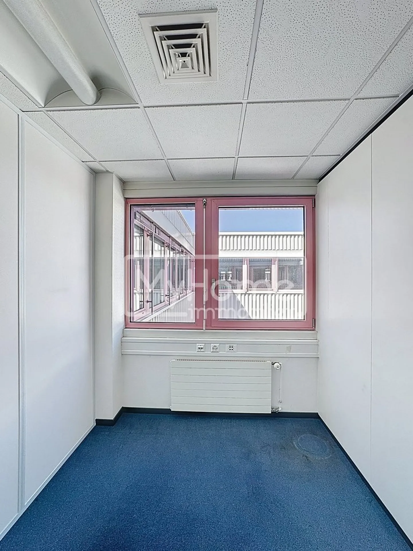 Ampio locale di 352 m2 con più di 8 stanze a Lonay - Foto 4 di 11