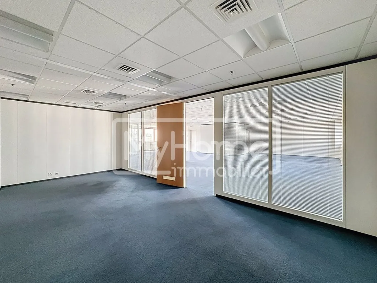 Ampio locale di 352 m2 con più di 8 stanze a Lonay - Foto 5 di 11