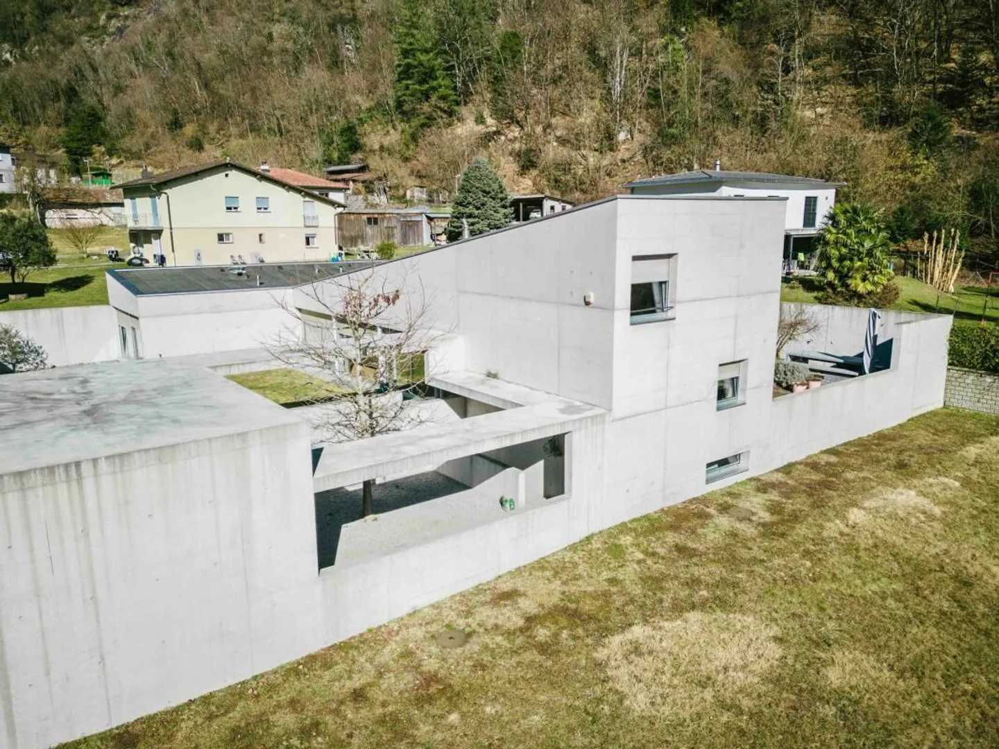 Villa moderne et spacieuse de 5,5 pièces dans un emplacement calme à Cresciano - Photo 8 sur 40