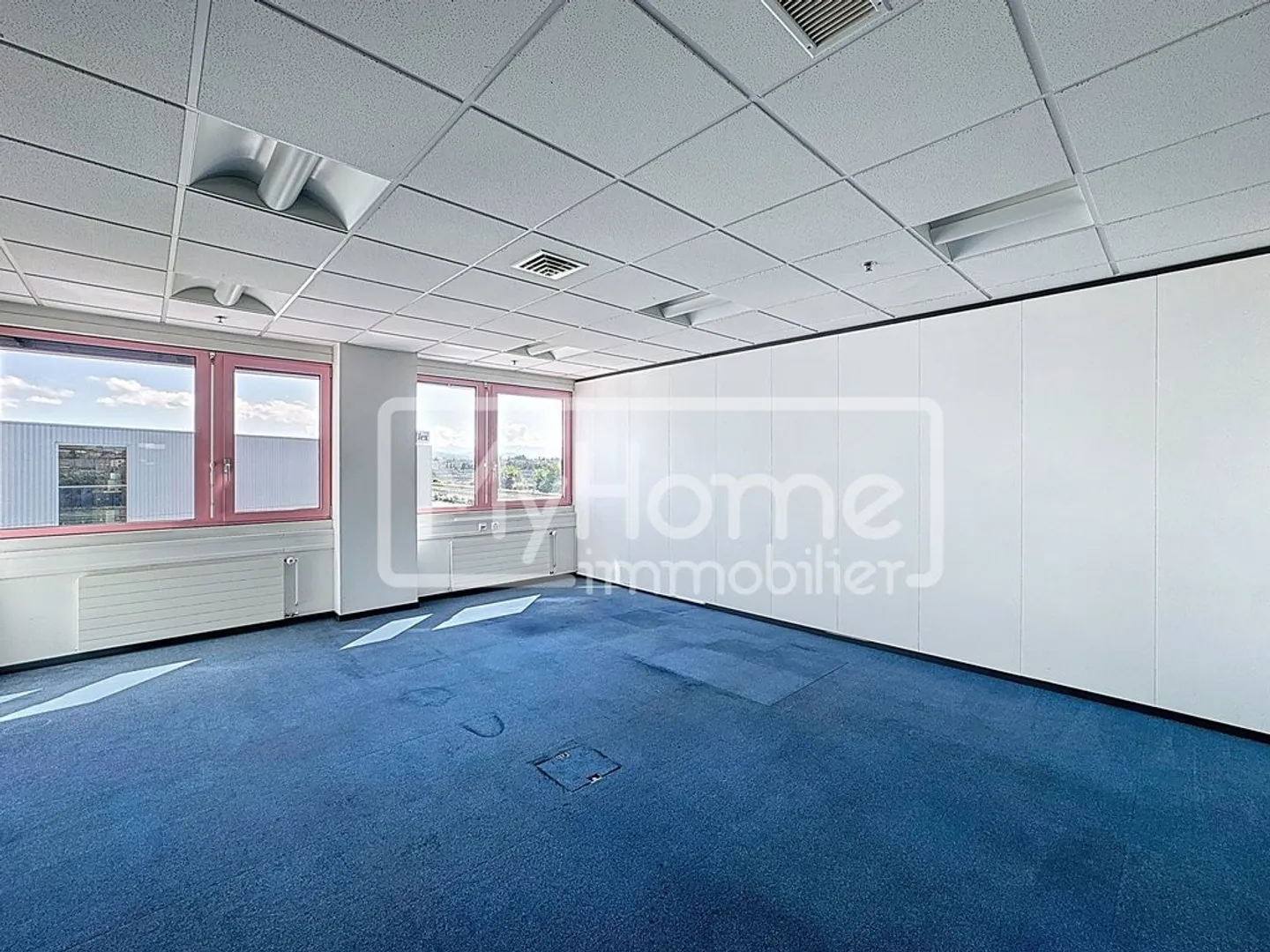 Ampio locale di 352 m2 con più di 8 stanze a Lonay - Foto 1 di 11