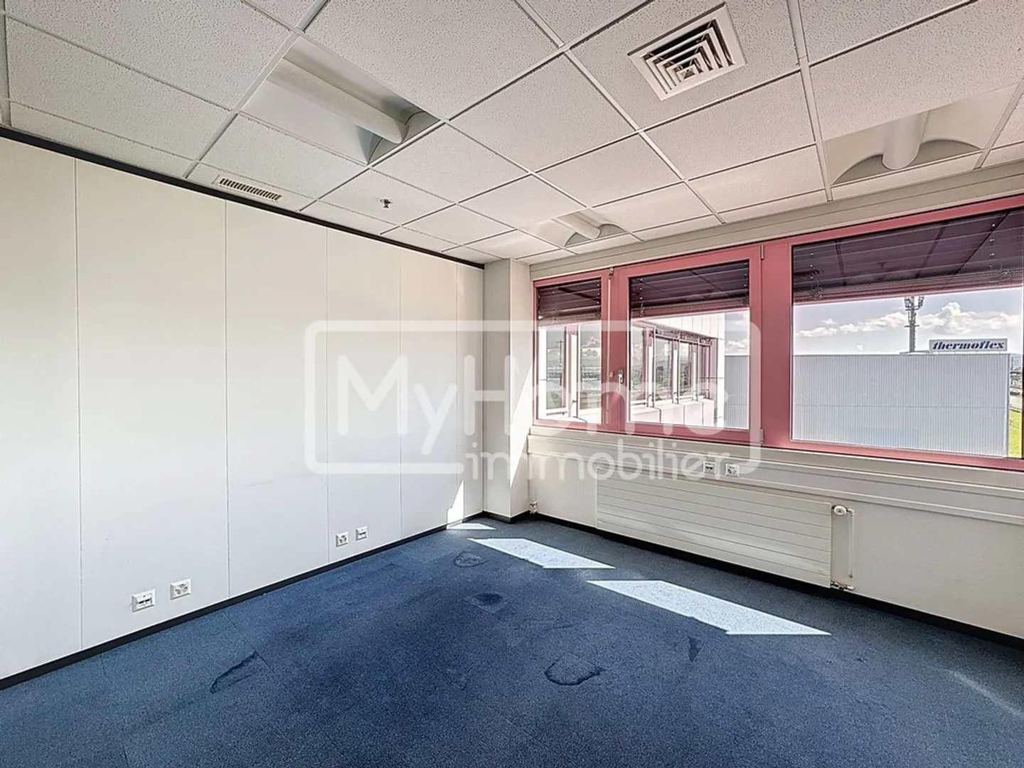 Ampio locale di 352 m2 con più di 8 stanze a Lonay - Foto 8 di 11