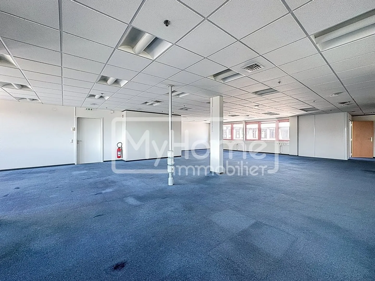Ampio locale di 352 m2 con più di 8 stanze a Lonay - Foto 11 di 11