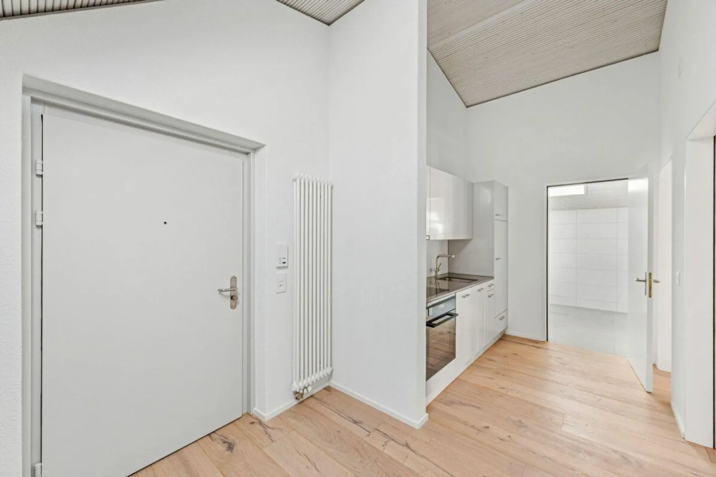 Frisch sanierte Dachwohnung an ruhiger Lage mit Garten - Foto 1 von 9