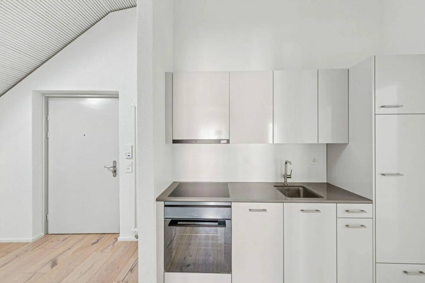 Frisch sanierte Dachwohnung an ruhiger Lage mit Garten - Foto 2 von 9