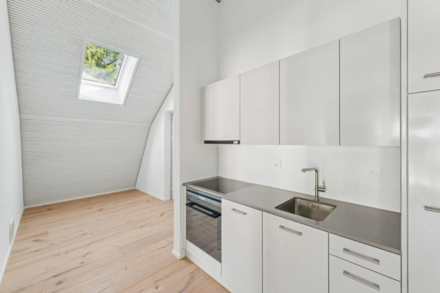 Frisch sanierte Dachwohnung an ruhiger Lage mit Garten - Foto 3 von 9