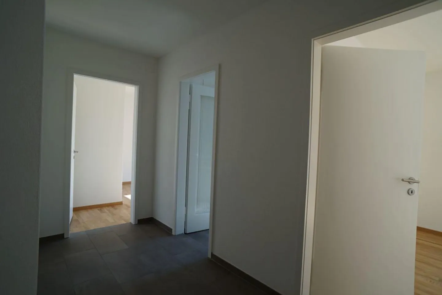 2.5-Room Apartment - Central Location - Photo 3 of 8